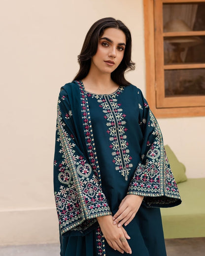 Ready to wear✨Embroidered lawn 3pc suit in a rich deep teal shade.
