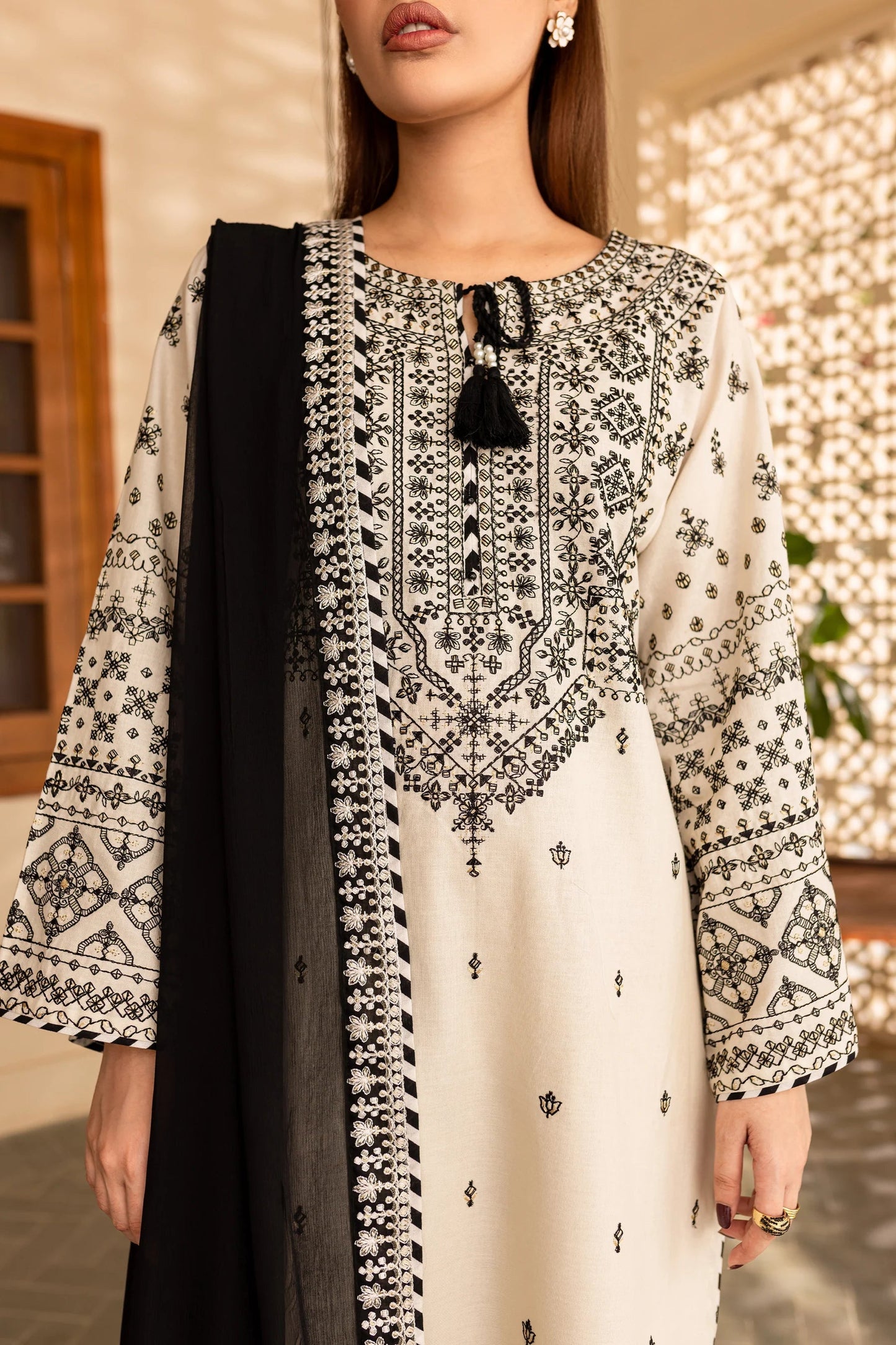 Lawn Embroidered Stitched 3pIece D-014